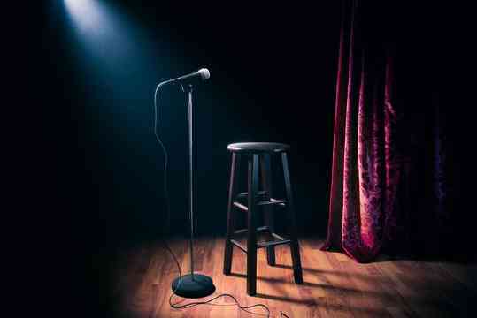 สรุปประเด็นร้อน: Tom Segura และ Christina Pazsitzky แยกทางกันหลัง 18 ปี